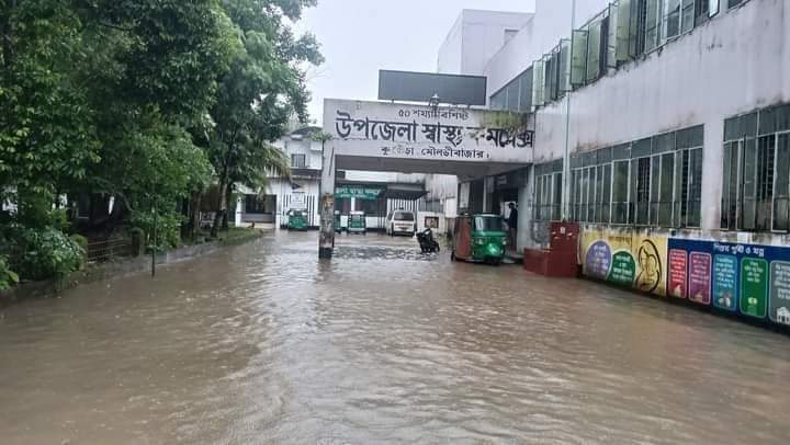 মৌলভীবাজারে নদ-নদীর পানি বেড়ে নিম্নাঞ্চল প্লাবিতঃ ২ লাখ মানুষ পানি বন্দি। ট্রেন যোগাযোগ বন্ধ হওয়ার আশংকা