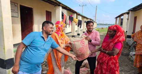 হবিগঞ্জের লাখাইয়ে আশ্রয়ন প্রকল্পে বসবাসরত পরিবার গুলোর মধ্যে শুকনো খাবার বিতরণ 