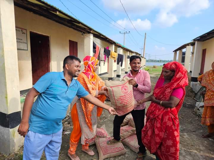 হবিগঞ্জের লাখাইয়ে আশ্রয়ন প্রকল্পে বসবাসরত পরিবার গুলোর মধ্যে শুকনো খাবার বিতরণ 