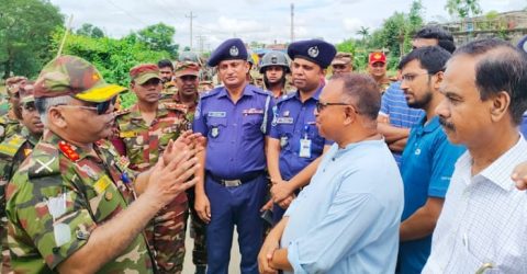 সেনাবাহিনী বন্যার্তদের পাশে থেকে কাজ করে যাচ্ছে। : কুলাউড়ায় জিওসি আজিজুল হক হাজারী