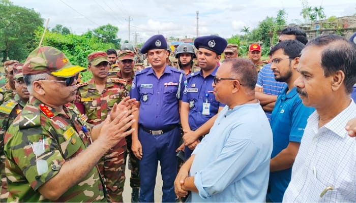 সেনাবাহিনী বন্যার্তদের পাশে থেকে কাজ করে যাচ্ছে। : কুলাউড়ায় জিওসি আজিজুল হক হাজারী