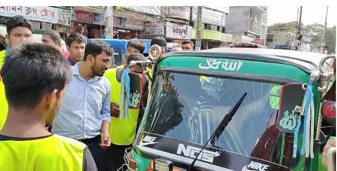 কুলাউড়া শহরে যানজট নিরসনে চালকরা নিয়ম না মানায় প্রশাসনের অভিযান