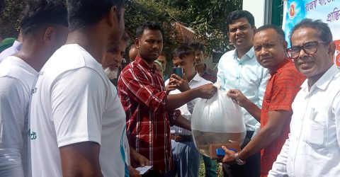 কুলাউড়ায় বন্যায় ক্ষতিগ্রস্হ প্রান্তিক চাষিদের মধ্যে তিন লাখ টাকার পোনা মাছ বিতরন।