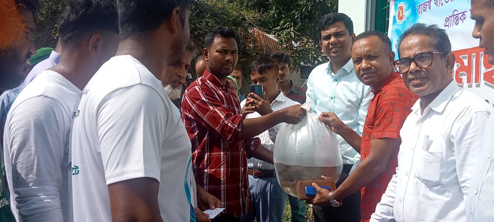 কুলাউড়ায় বন্যায় ক্ষতিগ্রস্হ প্রান্তিক চাষিদের মধ্যে তিন লাখ টাকার পোনা মাছ বিতরন।